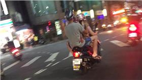 機車,三貼,挪車,違規（圖／翻攝自爆料公社臉書）
https://www.facebook.com/groups/1035885209777446/permalink/1315949048437726/