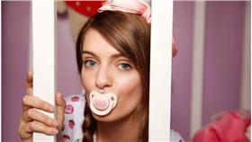 成人，嬰兒，裝扮
http://www.mirror.co.uk/news/world-news/jess-dresses-up-adult-baby-8519674