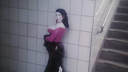 迎鬼月？三義火車站木雕配色太嚇人