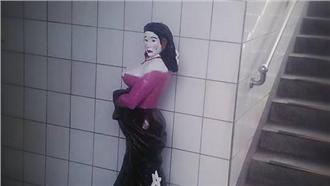 迎鬼月？三義火車站木雕配色太嚇人