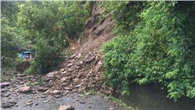 屏東泰武強降雨  山路落石坍方-落石-坍方-
受到颱風外圍環流影響，屏東泰武山區1日大雨直下，單日雨量破400毫米，泰武鄉屏106線武潭段4.5K處，山坡滑動，落石坍方，暫時封閉道路2天。
（內埔分局提供）
中央社記者郭芷瑄傳真  105年8月1日