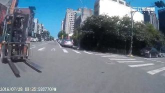 影／都怪堆高機那2根　騎士慘犁田