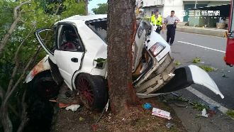 超車失控連撞3樹　情侶卡車內重傷