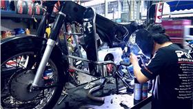 布告欄列修車條約　這名「機車的醫生」大吐無奈（圖／翻攝臉書）