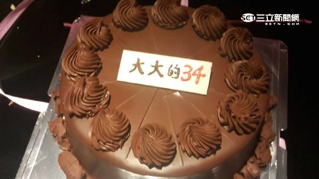 蛋糕想簡單寫歲數　她開箱卻笑到並軌