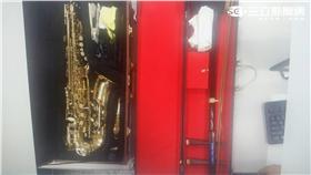 警方在林男三輪車後座查獲薩克斯風與二胡（翻攝畫面）