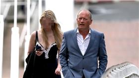 英議員 Simon Danczuk
https://www.thesun.co.uk/news/1536796/disgraced-sex-mad-mp-simon-danczuk-faces-calls-to-quit-from-colleagues-after-office-romp/