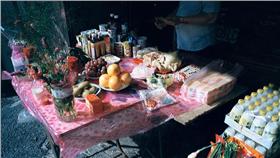 中元普渡,拜拜,鬼月（圖／攝影者slayer，Flickr CC License）
https://www.flickr.com/photos/darkensiva/1283585552/in/photolist-2XqHgo-2XmioK-afomTQ-aeLo2G-6VDAYp-6Va6Up-6VecGs-6Vefi7-6Va85z-6Ve9oG-6Vaa7Z-6VabaV-6Ve8ey-d37kwG-d3skVA-d3rU1C-d3sjaw-d3skz5-d3s11h-d3s2XE-dhtmpq-d3rV93-d3s5Kb-d3s221-d3rZz1-xELQXp-d3s42b-d3rZcf-xWpuLb-xUXBkL-xWpPBY-xUXBqL-xXWsqa-xXWs9D-xWpPkf-xWpPUm-xXhf9r-xUXBiw-x1p4Tk-xUXB9J-xWpPzo-d3s6tu-d3snm3-d3s2wN-d3s1rA-d3sfmJ-d3sei9-d3rXXL-d3shTC-d3s3uE