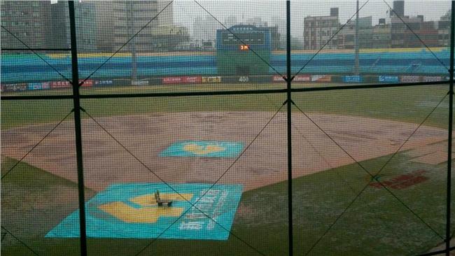 猿犀戰雨勢不停　賽事順延10月4日