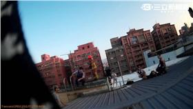 林女想抱起愛犬QQ遭警消救回(圖／翻攝畫面)