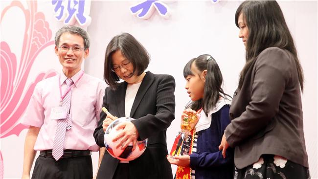 鼓勵新移民二代　蔡：台灣因你們不同