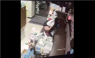 長髮女超商櫃檯尿尿　然後她就喝下去