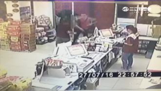 店內打到店外！警借廁所巧遇通緝犯