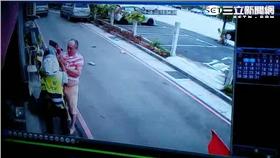 吳男不滿遭連開6罰單憤而砍警洩憤（翻攝畫面）