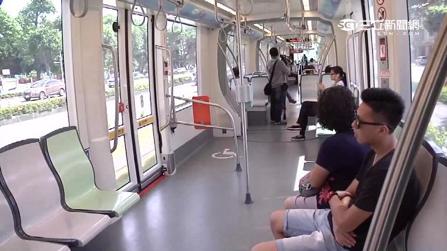 高雄輕軌車廂體感36度　民眾猛飆汗