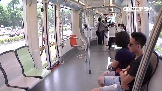 高雄輕軌車廂體感36度　民眾猛飆汗