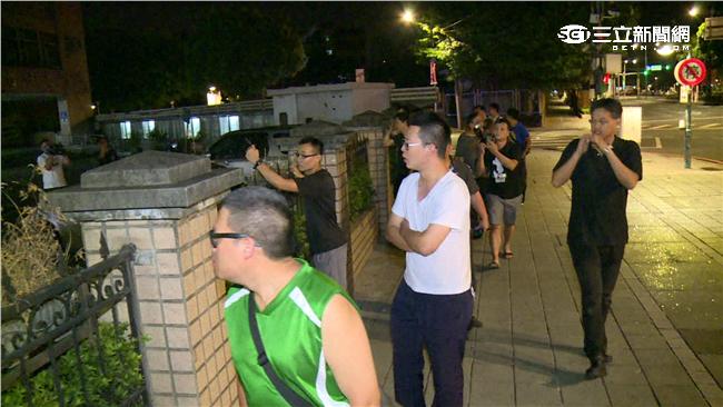 砍警嫌30萬交保　逾20警地院抗議