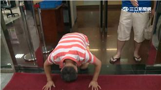 拿菜刀砍警察　男下跪磕頭：我錯了！