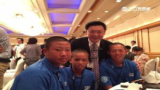 全家吃五星級僑胞宴？綠委：受邀參加