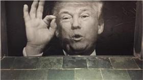 川普、小便池／臉書