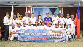 陳菊為中華少棒代表隊授旗。（圖／高雄市政府提供）