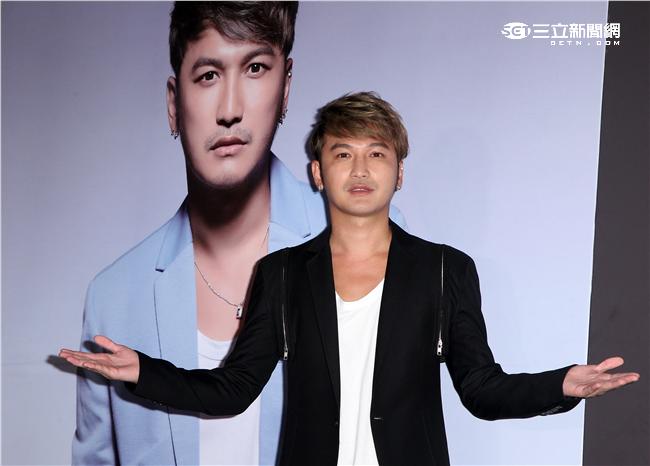 搞笑的林柏昇Kid打造成完美男神，穿著西裝帥氣登場。（記者邱榮吉/攝影）