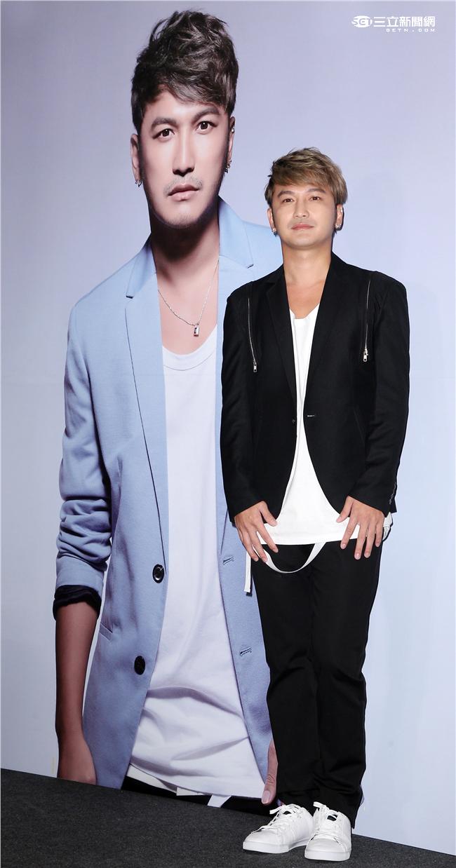 搞笑的林柏昇Kid打造成完美男神，穿著西裝帥氣登場。（記者邱榮吉/攝影）