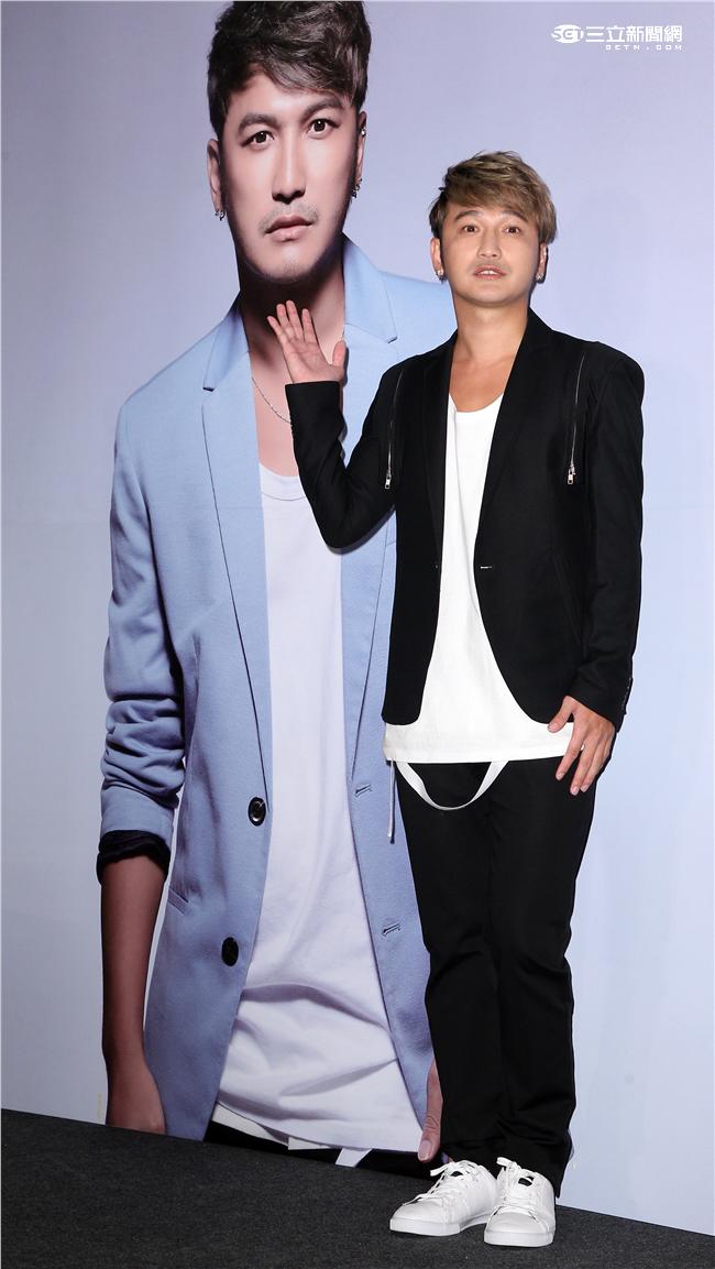 搞笑的林柏昇Kid打造成完美男神，穿著西裝帥氣登場。（記者邱榮吉/攝影）