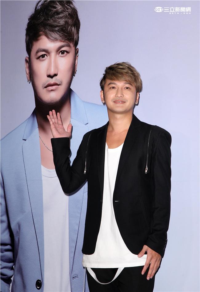 搞笑的林柏昇Kid打造成完美男神，穿著西裝帥氣登場。（記者邱榮吉/攝影）