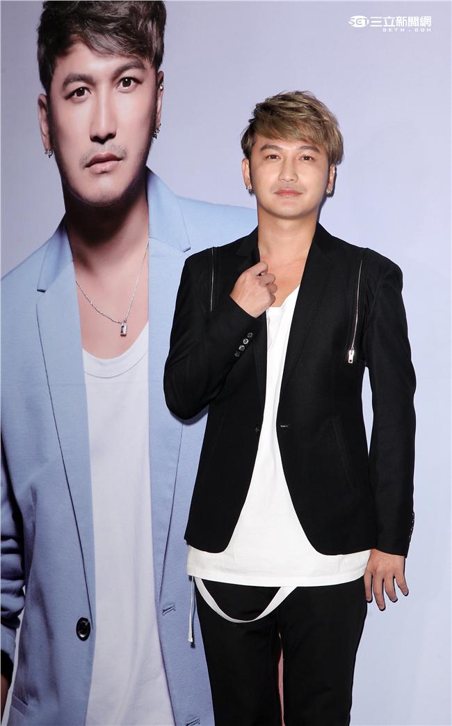 搞笑的林柏昇Kid打造成完美男神，穿著西裝帥氣登場。（記者邱榮吉/攝影）