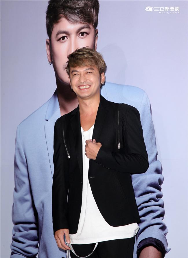搞笑的林柏昇Kid打造成完美男神，穿著西裝帥氣登場。（記者邱榮吉/攝影）