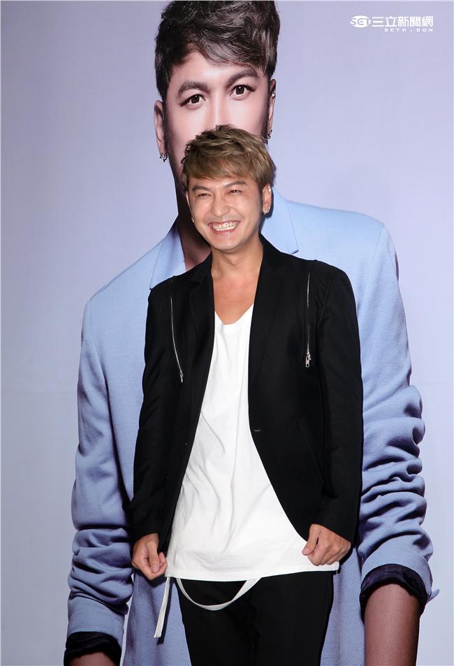 搞笑的林柏昇Kid打造成完美男神，穿著西裝帥氣登場。（記者邱榮吉/攝影）