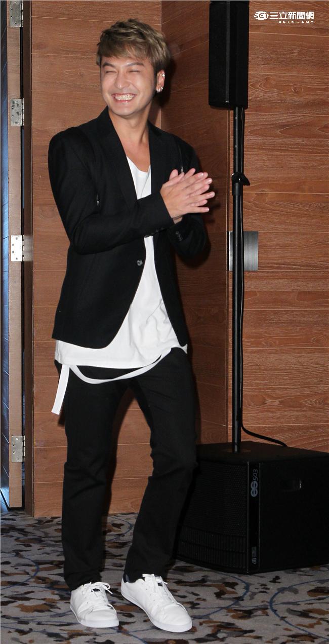 搞笑的林柏昇Kid打造成完美男神，穿著西裝帥氣登場。（記者邱榮吉/攝影）