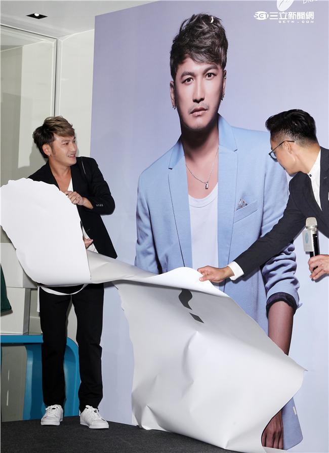 搞笑的林柏昇Kid打造成完美男神，穿著西裝帥氣登場。（記者邱榮吉/攝影）