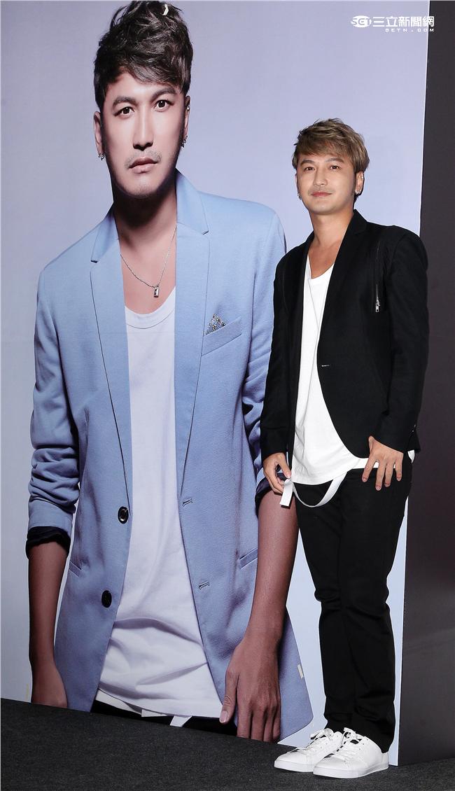 搞笑的林柏昇Kid打造成完美男神，穿著西裝帥氣登場。（記者邱榮吉/攝影）