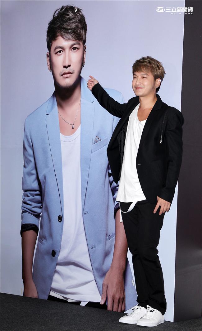 搞笑的林柏昇Kid打造成完美男神，穿著西裝帥氣登場。（記者邱榮吉/攝影）