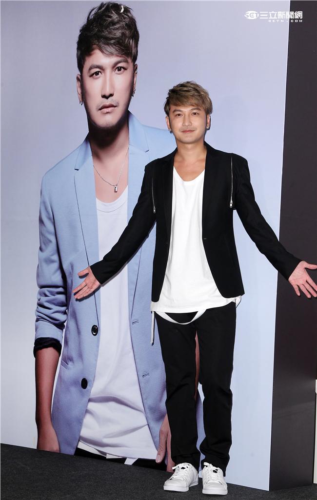 搞笑的林柏昇Kid打造成完美男神，穿著西裝帥氣登場。（記者邱榮吉/攝影）