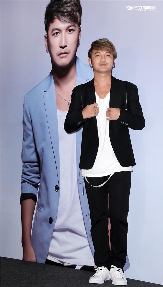 搞笑的林柏昇Kid打造成完美男神，穿著西裝帥氣登場。（記者邱榮吉/攝影）