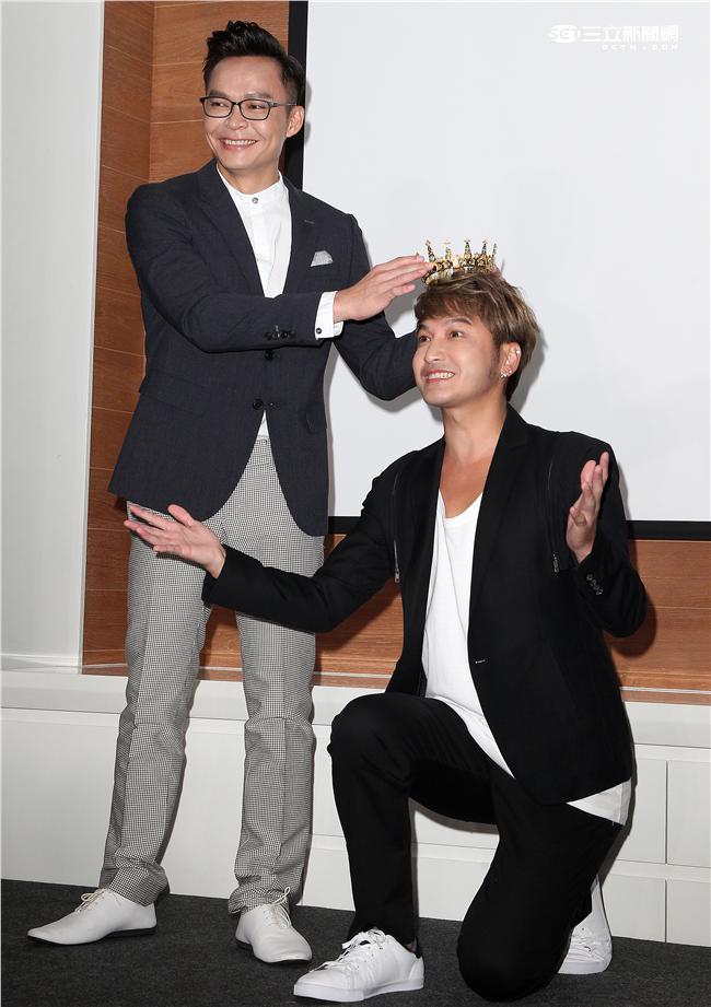 搞笑的林柏昇Kid打造成完美男神，穿著西裝帥氣登場。（記者邱榮吉/攝影）