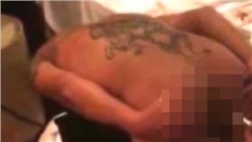 只帶300元白嫖　男遭私刑伺候　慘被鞭打、香菸燙臀
翻攝臉書