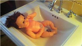 鬼月,禁忌,遊戲,娃娃,玩偶,房間,角落,鬼故事,碟仙,進門鬼,四角遊戲,一人捉迷藏,哇潮(https://www.flickr.com/photos/roebot/5613525724/in/photolist-9y3MCh-g7UrWd-2LMtw-vTRnHz-fGgM1q-ahw2Nj-mzr2UM-8HTaRk-7HGrYJ-ee6pNY-2TNcef-5F4hMT-5F4hs8-7NDam4-sbeRo-CyHtJ-mzqAbe-oWspp2-oQZrGi-7gwSbg-oqbLDr-Fm3wP-mzr3iT-cBGuXj-mi3vg-4FCZEZ-aymdfo-5HXxTw-H2xen-8tDXKc-dr3ysz-4ZBpsU-4ZxbKp-6cumw4-2qxGVC-7FUZP5-97pGq5-4uZmCh-hsqYu-7rTipC-mzr3Tv-5AUDSn-8DQT4-e2gyd9-mZSin-4b9FCk-HxFpD-5F8yCL-4MA3sp-E8Dhpg)