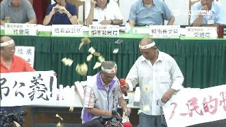 廣慈公宅說明會　里民撒冥紙嗆柯騙子