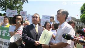 董氏基金會抗議。（記者盧素梅攝）