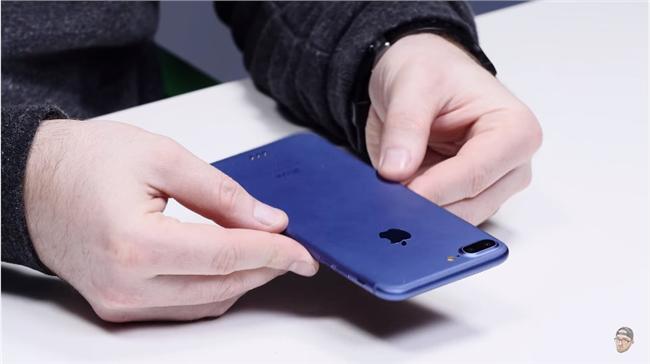 藍色iPhone7曝光　他玩給你看