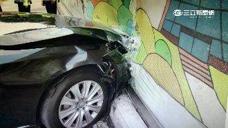 一失足錯踩油門　賓士暴衝撞牆2傷