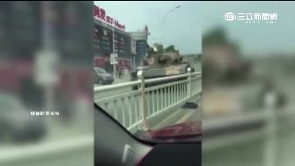 超狂路怒族！坦克車撞車後肇事逃逸