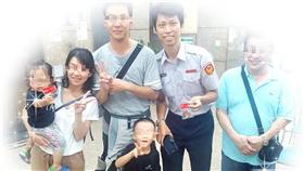 日本人撿到手機好心送警局／高雄市政府警察局新興分局