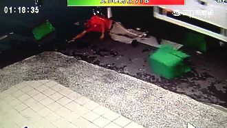 超商司機卸貨慘被撞　肇事者醉卡車內