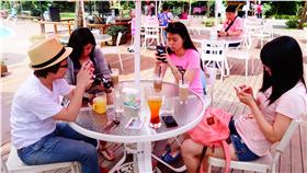 滑手機
https://www.flickr.com/photos/124383946@N05/14212791574/in/photolist-dY5bKk-r4muhQ-rDR5oz-qRu1KC-o1AEiL-jeembE-iqmpWd-FeoPLH-t9xD6h-nDWgLA