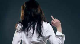 比中指,幹你娘,罵髒話（圖／shutterstock／達志影像）